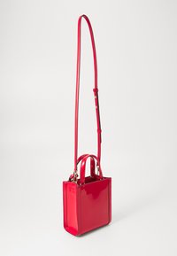 Rode lakleren handtas met een gestructureerde rechthoekige vorm, dubbele handgrepen en een afneembare schouderband. Soepele, glanzende afwerking.