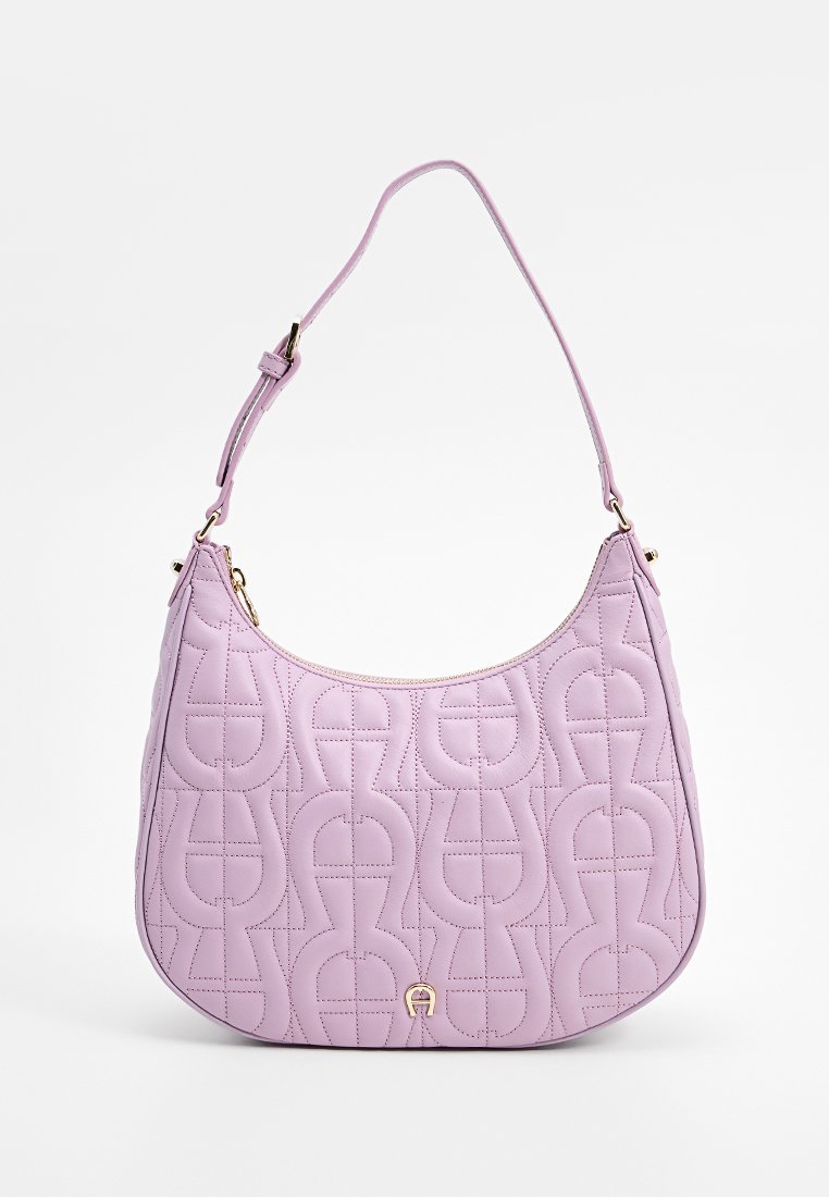 Fliederfarbene, gepolsterte Handtasche in geschwungener Form, mit strukturiertem Muster und goldenen Hardware-Details. Verstellbarer Schulterriemen für Vielseitigkeit.