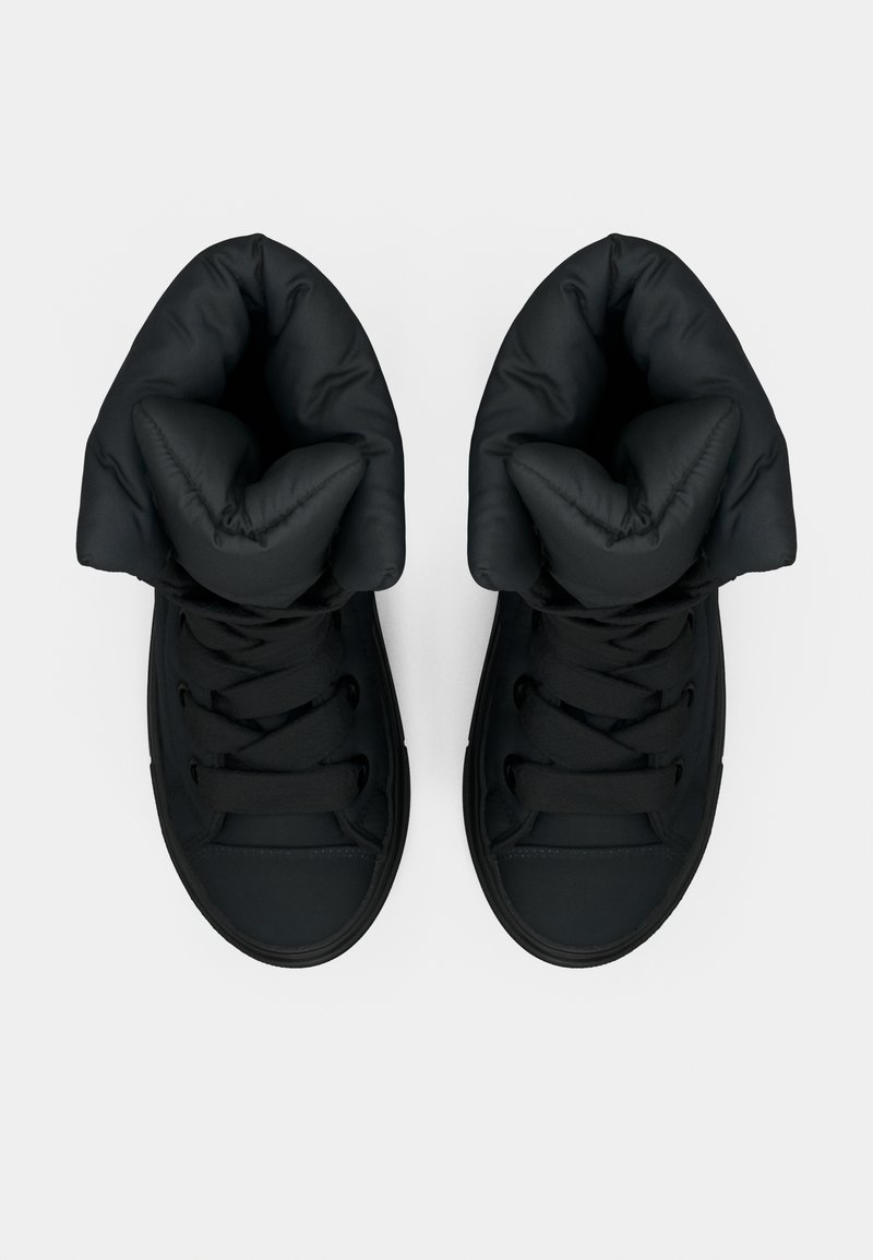 Schwarze gepolsterte High-Top-Sneaker mit runden Zehen, strukturiertem Material und kontrastierenden Schnürsenkeln, ausgestattet mit einem weichen, zusammenklappbaren Kragen-Design.