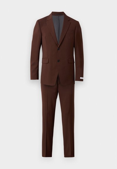 Costum maro format din două piese realizat dintr-o țesătură netedă, având un sacou cu un singur rând de nasturi și două butoane, precum și pantaloni cu front plat.