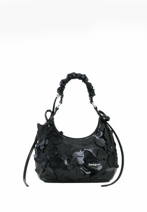 Bolso negro con asa fruncida y aplicaciones florales, que lleva el nombre de la marca Desigual en el frente.