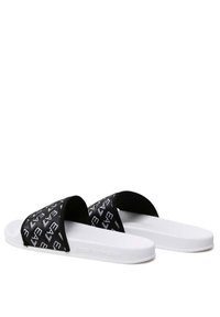 Sandalias deslizables negras con una correa estampada que presenta logotipos blancos, suelas de goma blancas y un diseño de punta abierta. Material duradero y textura suave.