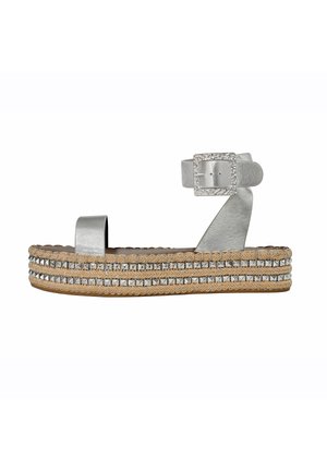 Silberne metallische Plattform-Sandale mit runder Zehenpartie, Knöchelriemen und quadratischer Schnalle. Merkmale eine geflochtene Jute-Zwischensohle mit dekorativen Nieten.