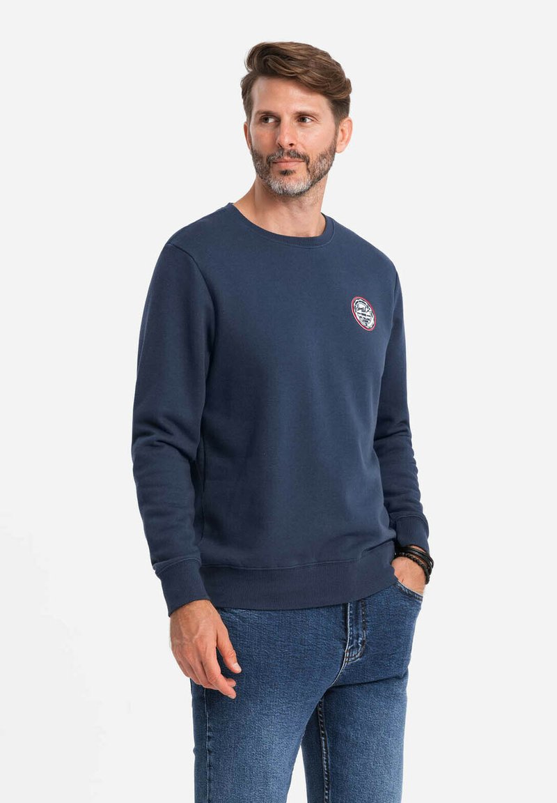 Navyblauwe sweatshirt van een katoenmix, met een ronde hals, ribgebreide manchetten en onderrand, voorzien van een ronde logopatch op de borst.