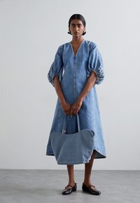 Stine Goya SGCITY CITY TOTE - Velika torba - denim