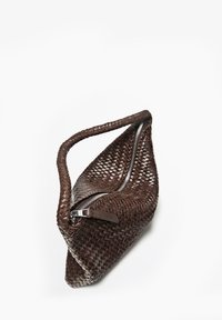 Brun flettet håndtaske med en tekstureret overflade, udstyret med lynlås og et buet håndtag, formet med en unik silhuet.