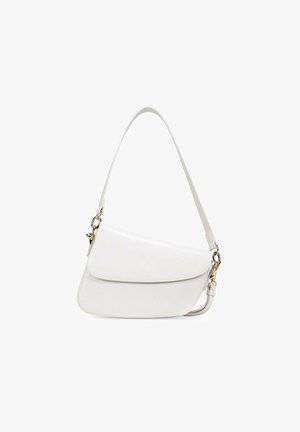 Bolso de piel blanca con una forma curva, tapa plegable y herrajes en tono dorado. Presenta una correa delgada y ajustable, y una textura suave.