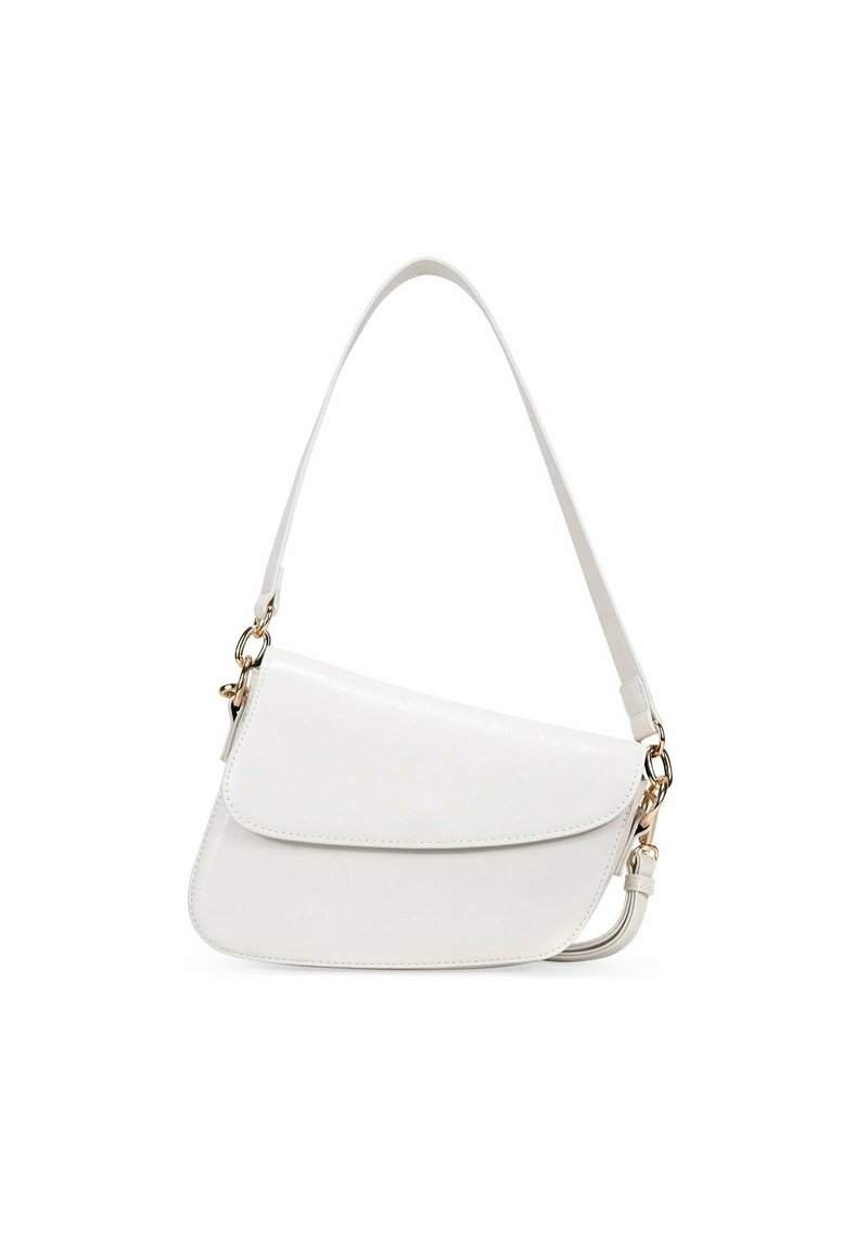Bolso de piel blanca con una forma curva, tapa plegable y herrajes en tono dorado. Presenta una correa delgada y ajustable, y una textura suave.