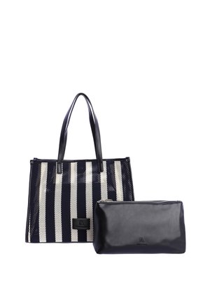 Bolsa tote de rayas azul marino y blancas con dos asas junto a un neceser azul marino liso con cremallera, ambos con un pequeño parche con el logotipo.