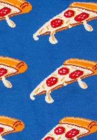 Tessuto blu con un motivo ripetuto di fette di pizza con pepperoni, formaggio e una crosta dorata. Il design ha una texture a maglia.