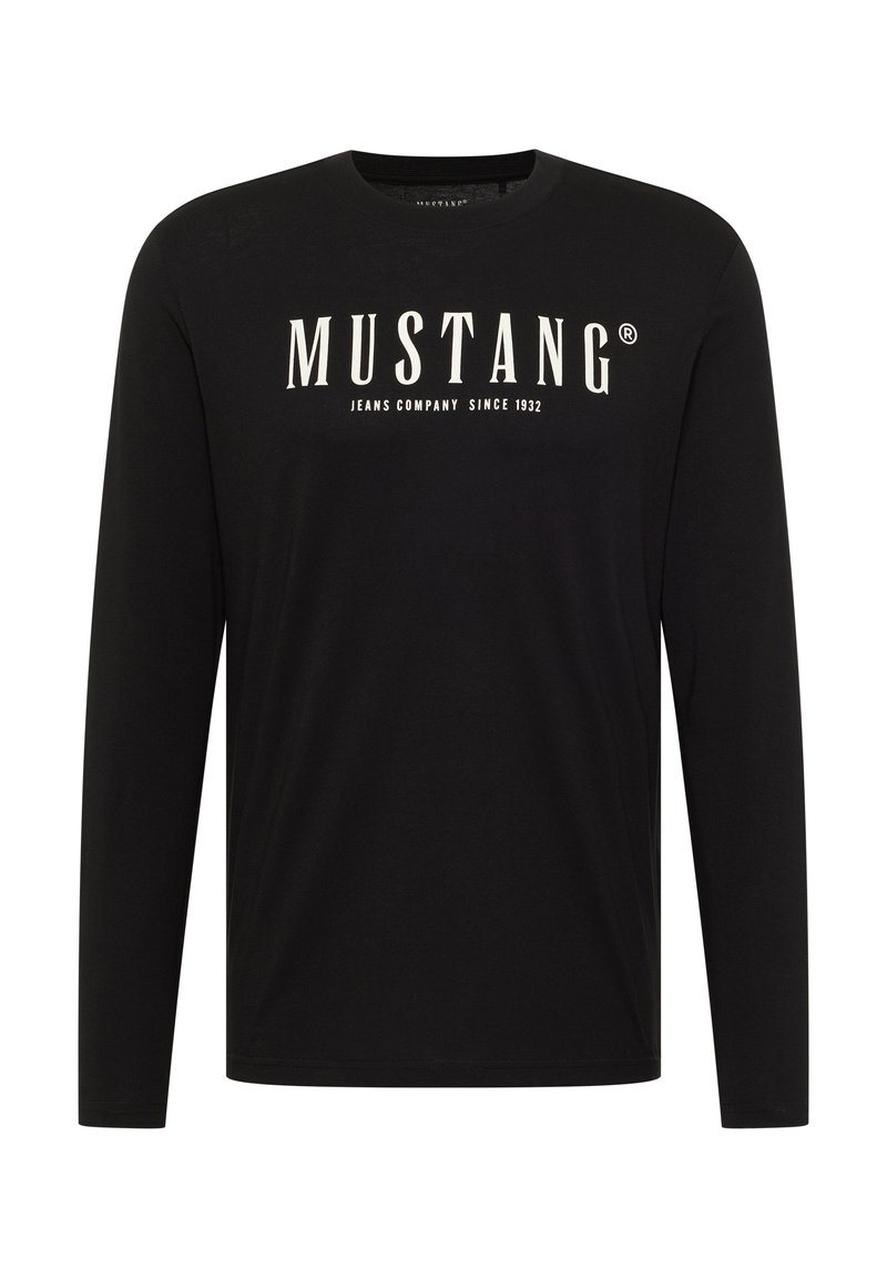 Schwarz langärmeliges T-Shirt aus Baumwolle mit Rundhalsausschnitt, auf der Vorderseite mit dem weißen "MUSTANG"-Logo und dem Text "JEANS COMPANY SINCE 1932" bedruckt.