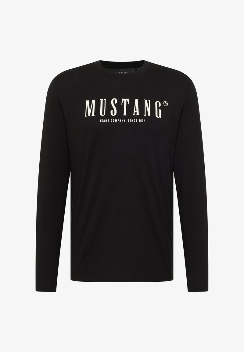 Fekete, hosszú ujjú, pamut póló kerek nyakkivágással, az elején fehér „MUSTANG” logóval és „JEANS COMPANY SINCE 1932” felirattal.