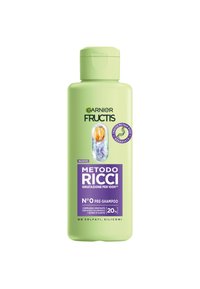 Bottiglia di plastica verde di Garnier Fructis Metodo Ricci pre-shampoo. Presenta un'etichetta viola con i dettagli del prodotto e un tappo trasparente rotondo.