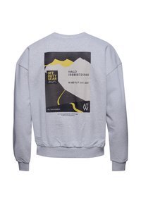 Jasnoszara bluza z czarną, żółtą i białą grafiką gór oraz napisem "OFF DUTY GEAR", "HALO" i "ALL TERRAIN WEAR" na plecach.