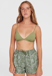 Haut de bikini vert olive avec des bonnets triangulaires et des bretelles fines, associé à un short vert à motifs avec une taille élastique à cordon.