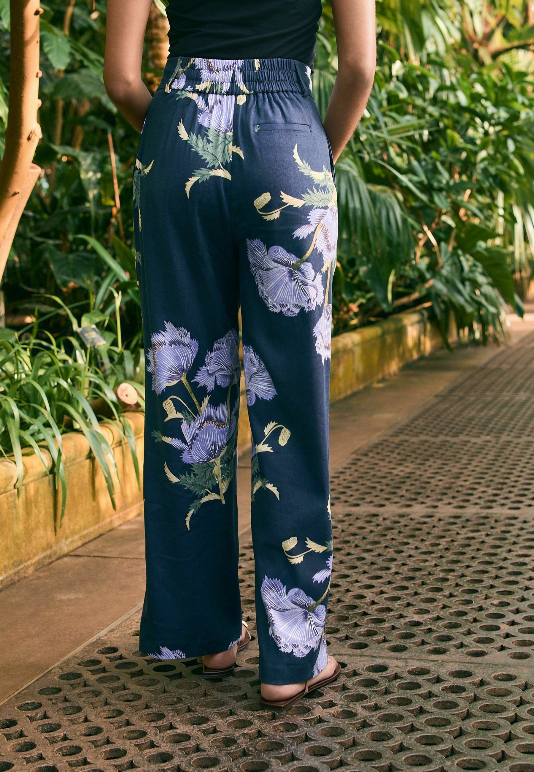 パンツ coyseio FLOWER PATTERN PANTS NAVY Bronze and navy blue wide-leg pants with floral print | Essentiel