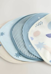 Cinco baberos de tela redondeados en tonos azules y crema, con diversos patrones como estrellas, rayas y formas abstractas. Textura de tela suave.