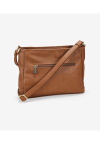 Bolso cruzado de cuero marrón con una correa ajustable, un bolsillo con cremallera en la parte frontal y una textura suave, con acentos de hardware en tono dorado.