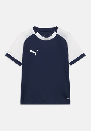 Tengerészkék sportpóló fehér díszítésekkel és Puma logóval. Légáteresztő hálós panelek vannak a vállaknál, és nedvességelvezető anyagból készült.