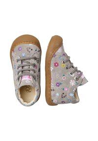 Scarpe di tessuto grigio con un motivo floreale in rosa, viola e blu. Suole in gomma marrone con un design a lacci e dettagli testurizzati.