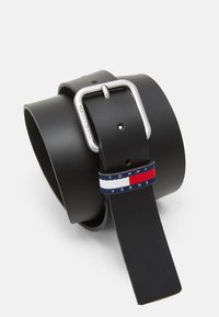 Cinturón de cuero negro con hebilla de metal plateado, banda con logo de colores rojo, blanco y azul, y una textura suave.