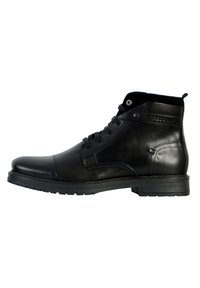 Bota de cuero negra para el tobillo con textura suave, punta redondeada, diseño de cordones, ojales reforzados y suela de goma plana.