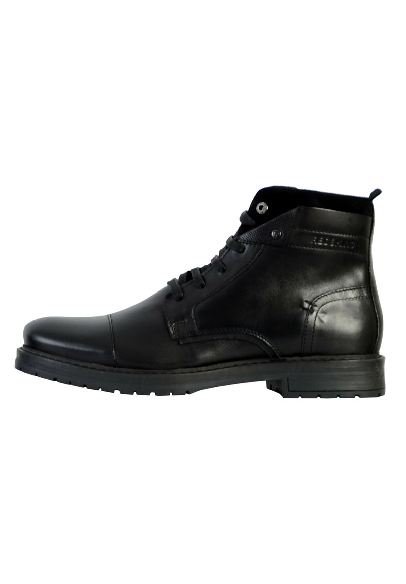 Bota de cuero negra para el tobillo con textura suave, punta redondeada, diseño de cordones, ojales reforzados y suela de goma plana.