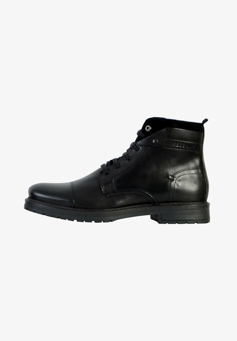 Bota de cuero negra para el tobillo con textura suave, punta redondeada, diseño de cordones, ojales reforzados y suela de goma plana.