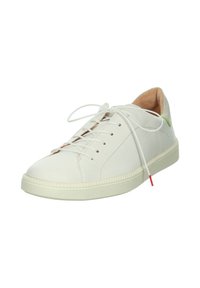 Sneaker in pelle bianca con punta tonda, interno beige chiaro, lacci piatti e un piccolo tocco di verde sul tallone. Suola in gomma testurizzata.