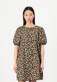 Rochie cu imprimeu leopard, cu mâneci bufante scurte, decolteu rotund și croială lejeră. Confecționată dintr-un material moale, cu o textură netedă.