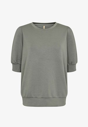 Olive zaļš īsām piedurknēm tops, kas izgatavots no mīkstas auduma, ar apaļu kakla izgriezumu, pūkainām piedurknēm un brīvu piegriezumu ar apakšmalu.