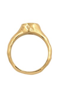 Guldring med en struktureret, ujævn overflade; afrundet skinner med en bred, flad top. Designet har en moderne, organisk form.