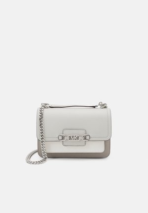 Kleine rechthoekige grijs-witte leren crossbodytas met zilveren kettingriem en metalen MK-logo sluiting op de voorflap.