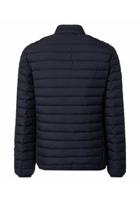 Mörkblå quiltad pufferjacka med långa ärmar, hög krage och horisontell sömnad, visad bakifrån på en vit bakgrund.