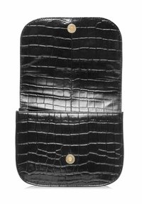 Czarna torba ze skóry wytłaczanej w motyw krokodyla o błyszczącym wykończeniu. Posiada złote zapięcie na zatrzask oraz dwie przegrody wewnątrz.