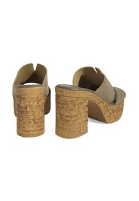 Kurk-gehakte plateau-mules in olijfgroen suede, met een open teen en dubbele uitsparingen op het bovenwerk. Textuur geaccentueerde kurk hak voor extra detail.