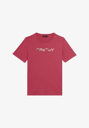 Maglietta rossa a maniche corte con scollo rotondo e logo bianco "FREDDY" stampato sul petto su uno sfondo semplice.