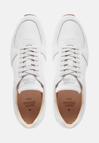 Weiße Sneakers mit einem Obermaterial aus Netz und Wildleder, runder Zehenpartie, flachen Schnürsenkeln und einer Innensohle aus braunem Leder. Mit Branding auf der Zunge.