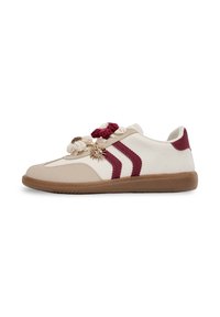 Baskets beige et blanches avec des rayures bordeaux, des embellissements floraux, un accent en forme de soleil, et une semelle en caoutchouc texturée.