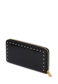 Črna usnjena denarnica z zadrgo, obrobljena z zlatimi žeblji na robovih in zlatim potegom zadrge.