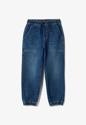 Pantalones jogger de mezclilla azul con cintura y puños elásticos, bolsillos delanteros de parche y un cordón ajustable en la cintura.