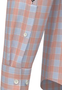 Lichtblauw en koraal geruite blouse, van katoen, met een knoopsluiting op de manchetten en een geborduurde detail boven de zak.