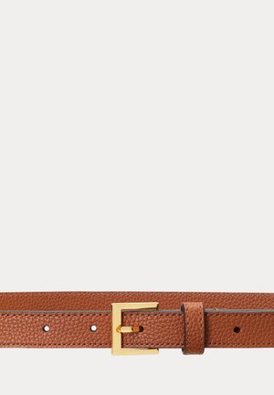 Ceinture en cuir marron texturé avec une boucle rectangulaire dorée et trois trous de réglage visibles sur un fond clair.