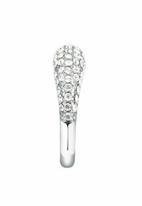 Anello color argento con forma a goccia, decorato con cristalli trasparenti scintillanti lungo la superficie, banda liscia e lucida.