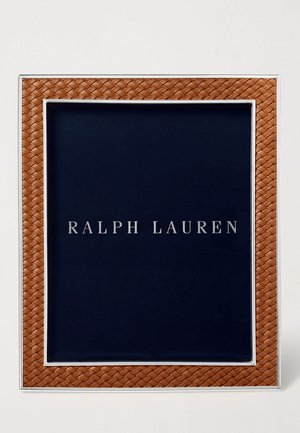 Bruine geweven leren randlijst met roestvrijstalen accenten en een marineblauwe achtergrond met de tekst "RALPH LAUREN."