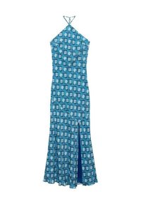 Blå halterneck-klänning med en figurnära bodice, utsvängd kjol och en sidoklyvning. Tyget har ett upprepande mönster i vitt och mörkblått.