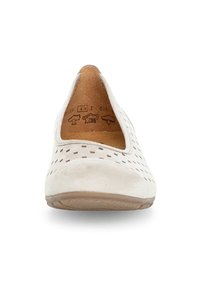 Scarpe slip-on beige con tomaia perforata, punta rotonda e suola flessibile. All'interno presenta marchi del brand e rivestimento in pelle marrone chiaro.