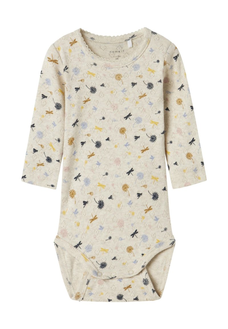 Body z długim rękawem w jasnobeżowym kolorze z kwiatowymi i ważkowymi wzorami w kolorach żółtym, niebieskim, czarnym i różowym. Miękka tkanina z zapięciem na zatrzaski u dołu.