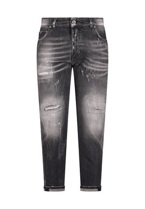 Czarne jeansy z przetarciami, zapinane na guziki, z wyblakłymi miejscami, rozdarciami na udach i podwiniętymi mankietami.