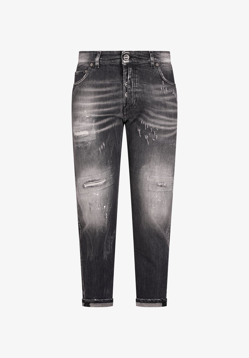 Vaqueros de mezclilla negra desgastada con cierre de botones, áreas desteñidas, roturas en los muslos y puños enrollados.